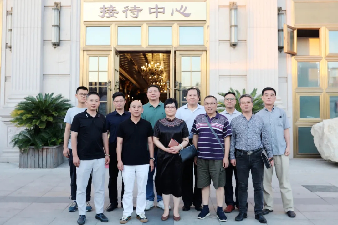 (右)"中国翡翠大王"著名浙商张铁军 (左)上海江苏盐城商会秘书长